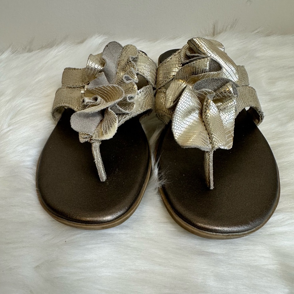 Clarks Metallic Gold Leather Ruffle Thong Slide Sandals 1”Wedge Heel Size 6M - Picture 2 of 16
